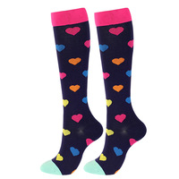 Chaussettes de compression longueur mollet pour hommes et femmes série Saint Valentin noir rouge motif à rayures d'amour équipage pour les sports de printemps