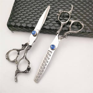 กรรไกรซอยผม LBR 6.0 นิ้ว ลายก้างปลา ด้ามจับลายมังกร สกรูแซฟไฟร์ กรรไกรตัดผมสำหรับคนถนัดขวา ทำจากสแตนเลส - Product Image 2