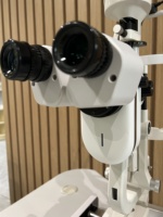 Lampe à fente de diagnostic optique avec solution d'imagerie numérique intégrée et table