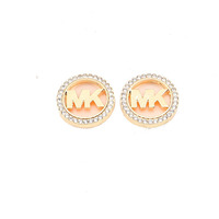 Pendientes de tuerca sencillos para mujer con letras huecas de concha redonda incrustada y diamantes, estilo europeo y americano, joyería de moda al por mayor, populares en redes.