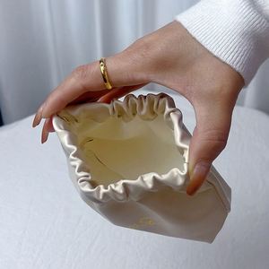 Pochette de voyage personnalisable avec logo froissé pour femme, en tissu peluche PU souple rose et noir, pour maquillage, rouge à lèvres et cosmétiques - Product Image 3