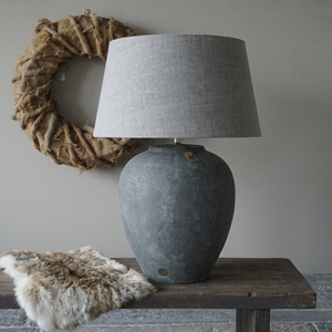 Base de Lámpara de Mesa Contemporánea Clásica y Majestuosa, Diseño Rústico en Cerámica Gris, Pantalla de Tela Hecha a Mano, Ecológica, Elegante para Diwali - Product Image 3