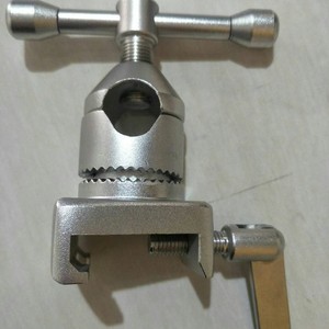 Soporte de Brazo para Mesa de Operaciones Kerry, Acero Inoxidable 304, Manual, Uso Hospitalario - Product Image 1