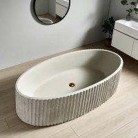 Baignoire autoportante de luxe en pierre artificielle à motif cannelé, beige mat, design ergonomique, pour une immersion moderne dans la salle de bain