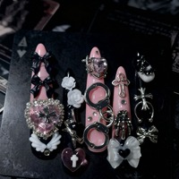 Art des ongles fait main avec un style dentelle pour les jeunes filles de l'ère Y2K. Manucure artisanale avec autocollants amovibles.