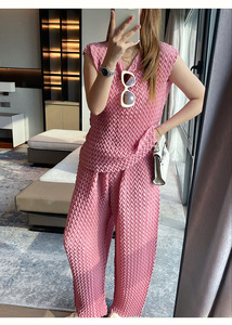 Completo da <span class=keywords><strong>donna</strong></span> plissettato stile Miyake: camicia ampia e pantaloni a gamba larga - Set due pezzi casual all'<span class=keywords><strong>ingrosso</strong></span> dalla fabbrica di <span class=keywords><strong>abbigliamento</strong></span> plissettato - Product Image 4