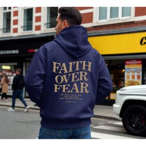 เสื้อฮู้ดพิมพ์ลายตัวอักษร "Christian Faith Over Fear" แบบพัฟพิมพ์  ทรงโอเวอร์ไซส์  ผ้าฟลีซ  ใส่ได้ทั้งชายและหญิง  ออกแบบมาเพื่อความสบายในฤดูหนาว - Product Image 3