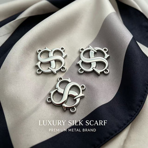 Etiquetas Metálicas Personalizadas con Logotipo de Marca, Diseño Rectangular, Corte Láser, Relieve 3D en Acabado Plateado para Prendas - Product Image 2