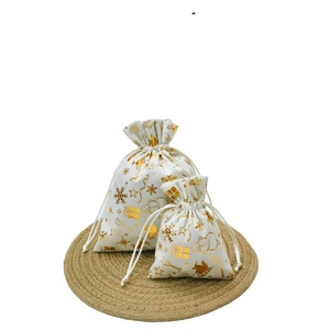 Sac à cordon imprimé avec motif de Noël, logo personnalisé estampé à chaud, pochette de décoration de Noël - Product Image 1
