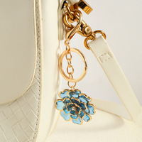Nouvelle fleur acrylique Simple à la mode créative incrustée de diamants doux personnalisé porte-clés suspendu lot en métal