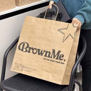 ถุงกระดาษคราฟท์สีน้ำตาลคลาสสิกพิมพ์ลายตามสั่ง พร้อมหูหิ้วแบบเกลียว สำหรับใส่เสื้อผ้าและรองเท้า เป็นมิตรกับสิ่งแวดล้อม เหมาะสำหรับใช้เป็นถุงของขวัญหรือถุงช้อปปิ้ง - Product Image 5