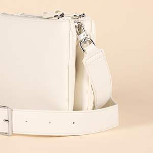 Bolso Bandolera Minimalista para Mujer con Correa de Hombro Ajustable y Extraíble, en Piel Sintética Imitación Piel de Oveja - Product Image 3