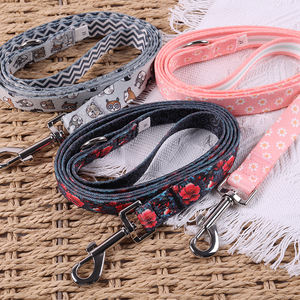Productos para mascotas sin tirones, Correa larga con estampado de poliéster ajustable de tres patrones con accesorios de Metal para razas de perros pequeños y medianos - Product Image 1