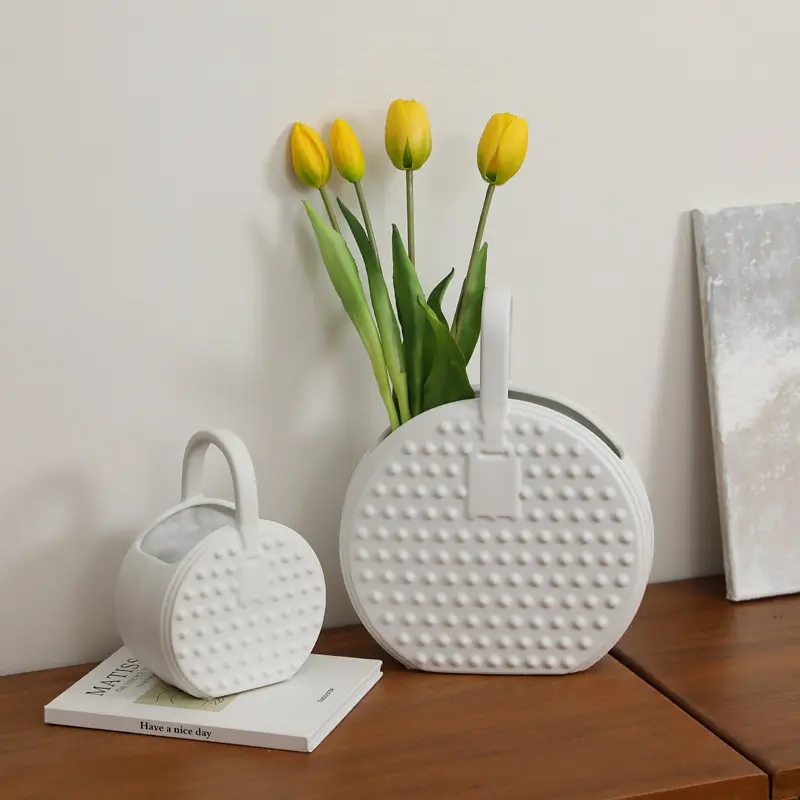Personalizado lindo pequeño hecho a mano de color blanco bolso de cerámica forma de bolsa florero