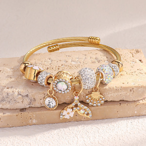 女性のためのゴールドステンレススチールオープンブレスレット-小さな魚の尾のペンダント卸売アクセサリー - Product Image 5