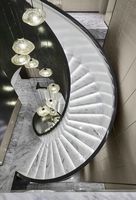 Escalier en spirale moderne en béton sur mesure, à double poutre en acier forgé à la main, avec garde-corps en verre, pour usage hôtelier