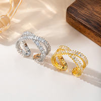 Anillo Abierto Ondulado Dorado Brillante con Circonitas Baguette Engastadas en Punta, Ajustable, para Mujer, Venta al por Mayor Personalizada