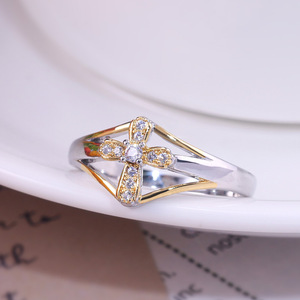 Anello Bicolore Stile Reale per Donne, Creativo e Regolabile, Tono Oro con Cristallo, Gioiello di Moda - Product Image 1