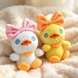 Mini Peluches Canard Jaune Mignon <span class=keywords><strong>en</strong></span> Forme de Nœud, Porte-clés, Pendentif de Sac, Jouet <span class=keywords><strong>en</strong></span> Peluche Doux et Moelleux, Breloque pour Sac à Main, Vente <span class=keywords><strong>en</strong></span> Gros - Product Image 3