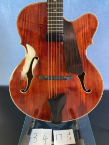 กีตาร์แจ๊สทรงโค้งขนาด 17 นิ้ว แกะสลักด้วยมือ รุ่น Violin Style ทำจากไม้มะฮอกกานี เมเปิล สปรูซ และไม้มะเกลือ  แบบโปร่ง  ระบบไฟฟ้า-อะคูสติก ยี่ห้อ Yunzhi - Product Image 2