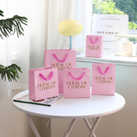Sacs en papier rose de luxe personnalisés en gros avec logo doré, sacs de shopping de boutique laminés brillants, poignée en ruban, emballage pour bijoux