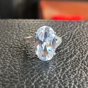 F1581 Anello di fidanzamento da donna in oro bianco con diamante naturale taglio ovale colore D e diamanti laterali - Product Image 3