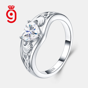 Bague en argent sterling S925 avec cœur Claddagh intemporel et accents de nœud celtique, sertie de moissanite, un cadeau significatif – Nouveauté très prisée - Product Image 2