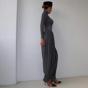 Mono personalizado 2026 para mujer, cuello alto, manga larga, asimétrico, plisado, vestido de club, conjunto de pierna ancha para mujer - Product Image 1