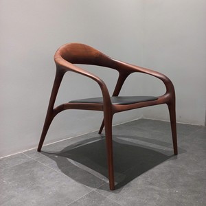 Fauteuil d'appoint moderne en bois de noyer massif avec accoudoirs incurvés, finition grain ouvert, mobilier contemporain pour la maison et les centres de villégiature PISANO - Product Image 5