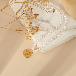Collier personnalisé en perles plaqué or avec pendentif rond portrait de reine - Product Image 2