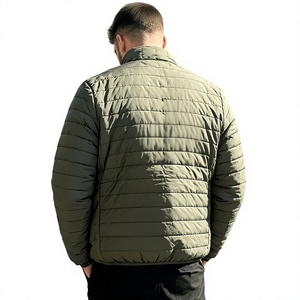 Blouson matelassé à capuche pour homme avec isolation de qualité supérieure, personnalisation de la marque, commandes en gros et options d'emballage personnalisées - Product Image 2
