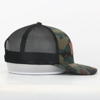 Gorra de camionero con parche de cuero personalizado para exteriores estilo europeo americano estilo callejero tela de encaje corte láser agujero perforado hombres mujeres