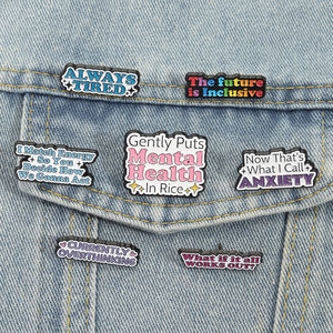 Broches en émail « Toujours fatigué » pour la santé mentale, avec slogan « <span class=keywords><strong>Actuellement</strong></span> en surpens » – Bijoux, cadeaux, vente en gros - Product Image 1