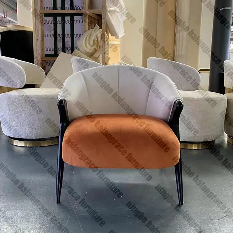 Nuevo diseño de estilos populares, respaldo de terciopelo gris con cojín de asiento naranja y marco negro, sofá individual para fiesta de eventos de boda