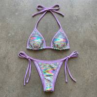 Ensemble de bikinis deux pièces à sequins arc-en-ciel, design personnalisé par le fabricant, respectueux de l'environnement, avec haut triangle à nouer sur le côté et bas string à fines bretelles.