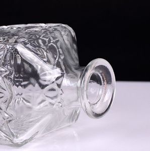 Bán Buôn Rỗng Vodka Biểu Tượng Tùy Chỉnh Khuôn 200Ml 250Ml Vuông Rượu Vang Chai Thủy Tinh Với Glass Nút Chai Cho Rượu Vang - Product Image 3