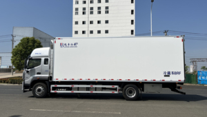 Foton Auman Planet 4X2 300-caballos de fuerza Camión refrigerado diésel automático Bajo costo Euro 6 Estándar de emisiones Nueva condición - Product Image 4