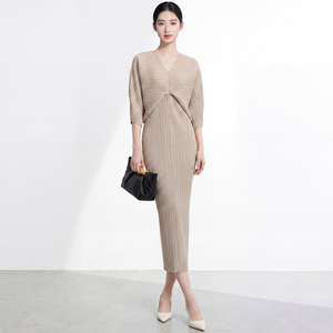 Robe plissée pour <span class=keywords><strong>femme</strong></span> à col en V, manches sculpturales 3/4, corsage superposé, plissé vertical, longueur midi, style Miyake élégant, robe de boutique - Product Image 3