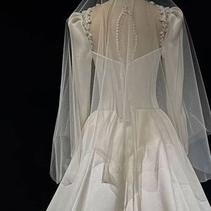 Robe de mariée civile NT51 en satin, coupe A-line, longueur ras du sol, avec dentelle florale moderne brillante, appliques en cristal et manches longues, décolleté cœur - Product Image 6
