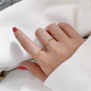Bague élégante en acier inoxydable en forme de vague pour femmes |   Bague tendance plaquée or |   Style minimaliste pour un usage quotidien - Product Image 2