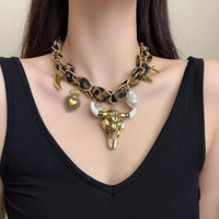 Collier avec pendentif tête de taureau en soie rétro au design exagéré pour femmes