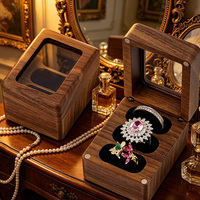 Boîte de présentation de bijoux en bois avec couvercle en verre, trois compartiments rembourrés, fermoir métallique pour boucles d'oreilles, broches, cadeau pour la maison