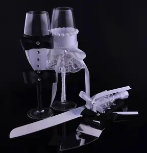 Ywbeyond Personalizzato Sposa e Lo Sposo di Nozze Favori Calice di Vetro Tostatura Flauti Champagne e Cake Server set