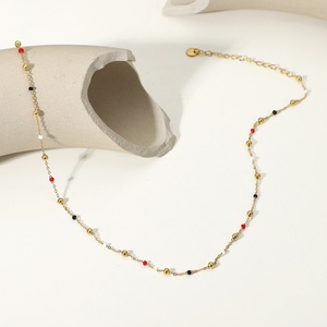 Collier à chaînes perlées plaqué or 18 carats en acier inoxydable avec émail rouge et noir - Product Image 4