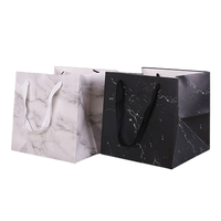 Sac en papier kraft blanc classique de qualité supérieure, à fond carré, avec poignée torsadée, estampage à chaud, pour vêtements, vente en gros