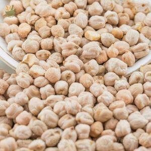 Garbanzos Secos Enteros, Legumbres Beige, Naturales, Orgánicos, Sin OMG, Altos en Proteínas, Aptos para Veganos, a Base de Plantas, Orissa, Larga Vida Útil - Product Image 1