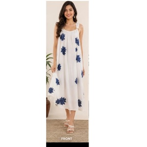 Robe en jean de qualité export avec broderie, tenue décontractée et élégante pour femme, idéale pour les boutiques et le quotidien, disponible en gros - Product Image 2