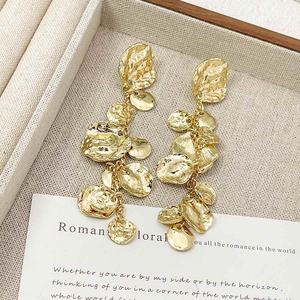 Pendientes Huggie de Alta Gama Estilo Europeo Americano para Mujer, Aguja de Plata, Borla Plisada, Circonita, Aleación Chapada en Oro de Moda - Product Image 3