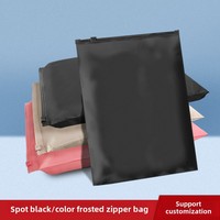 Sac d'emballage CPE à fermeture éclair givré noir plastique PE opaque pour sweat t-shirt chaussures chaussettes fourrure-pochette de rangement de marchandises privées