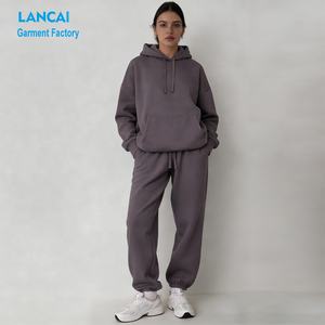 Ensemble de survêtement en molleton avec logo personnalisé imprimé en relief pour femmes, fabrication OEM de vêtements de détente de haute qualité - Product Image 1